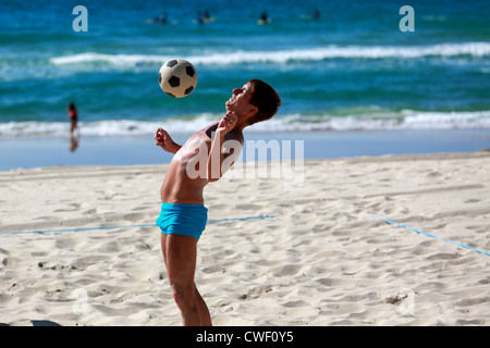 Touristen, die Brasilianer spielen Beachvolleyball Fußball Surfers Paradise Beach Stockfoto