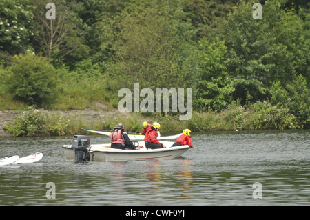 Abholung junge Windsurfer am unteren Behälter Gorton, Debdale Park, Manchester Stockfoto