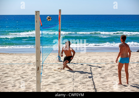 Touristen, die Brasilianer spielen Beachvolleyball Fußball Surfers Paradise Beach Stockfoto