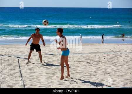 Touristen, die Brasilianer spielen Beachvolleyball Fußball Surfers Paradise Beach Stockfoto