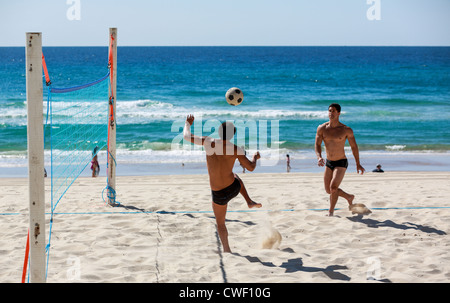 Touristen, die Brasilianer spielen Beachvolleyball Fußball Surfers Paradise Beach Stockfoto