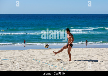 Touristen, die Brasilianer spielen Beachvolleyball Fußball Surfers Paradise Beach Stockfoto