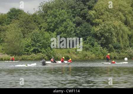 Abholung junge Windsurfer am unteren Behälter Gorton, Debdale Park, Manchester Stockfoto