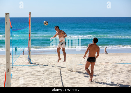 Touristen, die Brasilianer spielen Beachvolleyball Fußball Surfers Paradise Beach Stockfoto