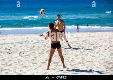 Touristen, die Brasilianer spielen Beachvolleyball Fußball Surfers Paradise Beach Stockfoto