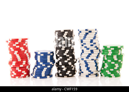 Fünf Stacks bunte Pokerchips isoliert auf weißem Hintergrund Stockfoto