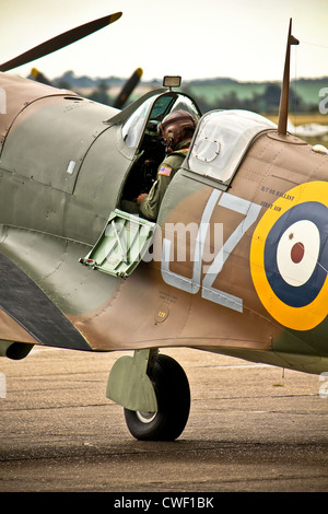 Pilot des Spitfire führt Pre-Flight-checks Stockfoto