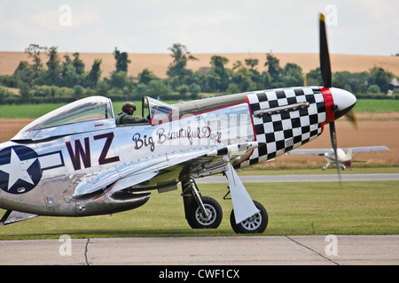 P51 Mustang Big Beautiful Doll Rollen für den Start Stockfoto