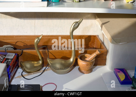 Bronze Messing geschnitzte Figuren der Gänse oder Schwäne am Regal im geschäftigen Untersuchungsgebiet Stockfoto