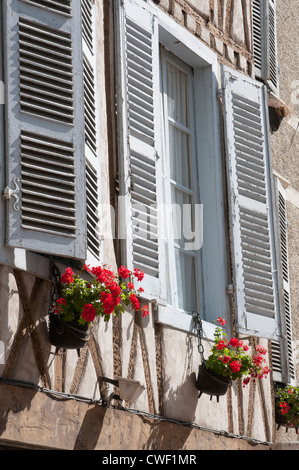 Fenster Rollläden Altbau im Südwesten Frankreichs Pau Stockfoto