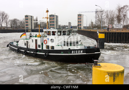 Eis auf der Elbe bei Geesthacht Inland Waterway Lock, Deutschland Stockfoto