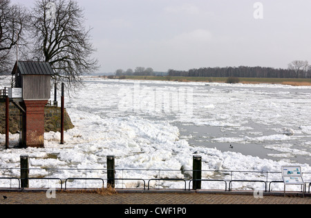 Winter-Ansicht mit schweren Eis auf Elbe, in der Nähe von Hamburg, Deutschland Stockfoto