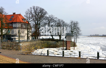 Winter-Ansicht mit schweren Eis auf Elbe, in der Nähe von Hamburg, Deutschland Stockfoto