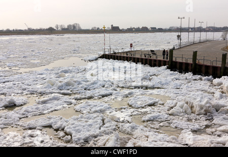 Winter-Ansicht mit schweren Eis auf Elbe, in der Nähe von Hamburg, Deutschland Stockfoto