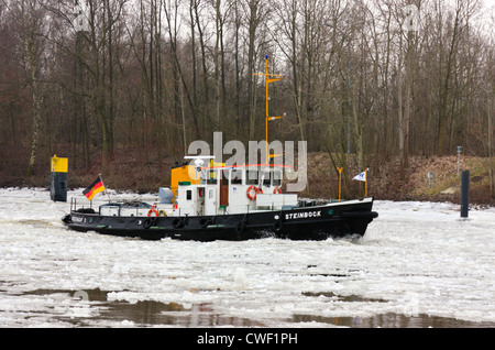 Eis auf der Elbe bei Geesthacht Inland Waterway Lock, Deutschland Stockfoto