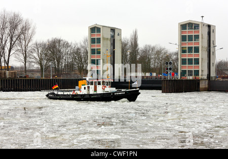 Eis auf der Elbe bei Geesthacht Inland Waterway Lock, Deutschland Stockfoto