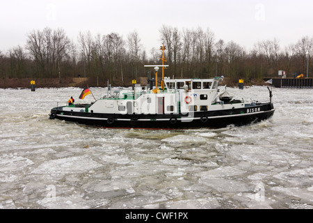 Eis auf der Elbe bei Geesthacht Inland Waterway Lock, Deutschland Stockfoto