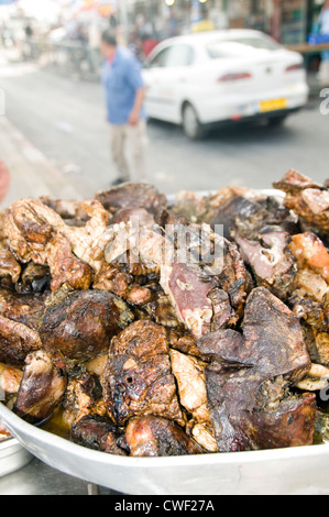 Schüssel mit gekochtem Fleisch Rindfleisch Suppen für Pita Sandwiches in alte Stadt Jerusalem Palästina Israel fotografiert Stockfoto