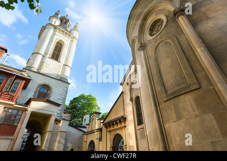 Alte armenische Kirche in Lemberg (Ukraine) und Sunsshine in blauen Sommerhimmel Stockfoto