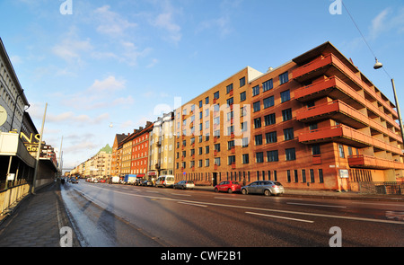 Stockholm, Schweden - 15. Dezember 2011: typische Straße mit moderner Architektur in Södermalm, einem Stadtteil im Zentrum von Stockholm Stockfoto