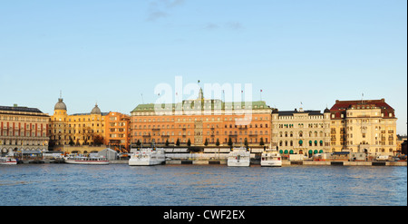 Stockholm, Schweden - 14. Dezember 2011: touristische Kreuzfahrtschiffe Sehenswürdigkeiten der Altstadt in Stockholm bei Sonnenuntergang Stockfoto