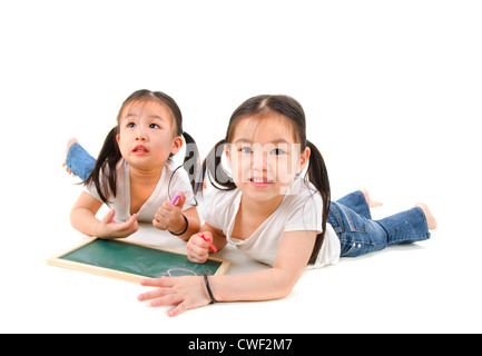 Asiatische Mädchen zeichnen, am Boden liegend Stockfoto