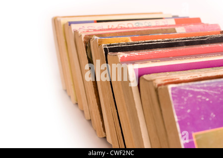 Reihe von bunten alten Taschenbücher auf weißem Hintergrund mit Platz für Kopie Stockfoto