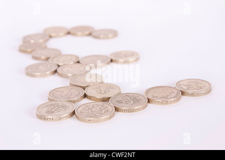 Pfund-Symbol gemacht von Pfund Goldmünzen auf weißem Hintergrund mit geringen Schärfentiefe. Stockfoto