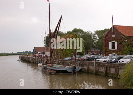 Snape Maltings am Fluss Alde sind eng verbunden mit dem Komponisten Benjamin Britten im nahe gelegenen Aldeburgh lebte. Stockfoto