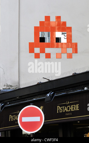 Paris, Frankreich. Keramische Fliese "Graffiti" von unbekannten Streetart-Künstler Space Invader, in Rue Rambuteau (August 2012) Stockfoto