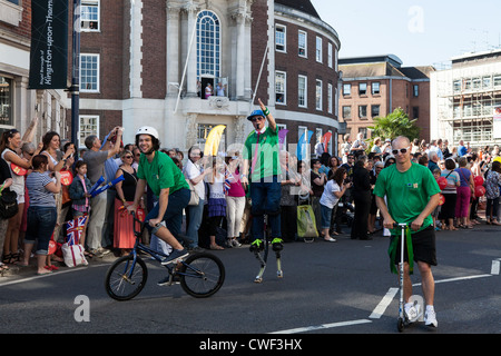 Ausgehend von Chandresh Somani, wie er die Olympia 2012 Flamme Kingstons Guildhall, Surrey vorbei getragen. Stockfoto