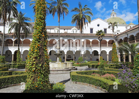 Innenhof-Gärten, Brunnen und Kuppel der Kirche und des Klosters von San Francisco in Quito, Ecuador Stockfoto