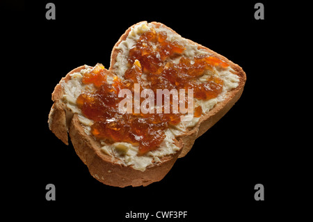 TOAST MIT VERSCHIEDENEN TOPPINGS SCHUSS AUF SCHWARZEM HINTERGRUND BOHNEN, MARMELADE, KÄSE, EI, ESSEN, SCHNELLES ESSEN, EINFACHES ESSEN, FAST FOOD, GUTES ESSEN. Stockfoto