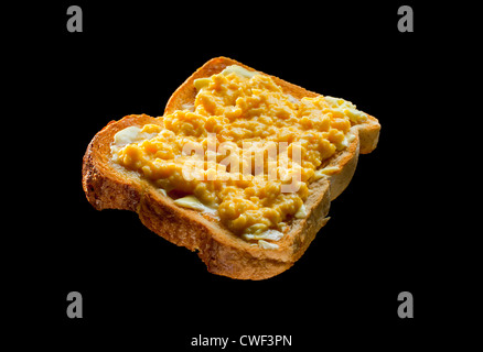 TOAST MIT VERSCHIEDENEN TOPPINGS SCHUSS AUF SCHWARZEM HINTERGRUND BOHNEN, MARMELADE, KÄSE, EI, ESSEN, SCHNELLES ESSEN, EINFACHES ESSEN, FAST FOOD, GUTES ESSEN. Stockfoto