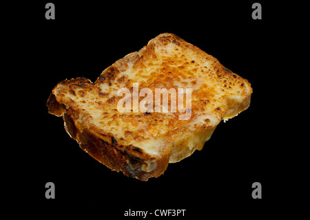 TOAST MIT VERSCHIEDENEN TOPPINGS SCHUSS AUF SCHWARZEM HINTERGRUND BOHNEN, MARMELADE, KÄSE, EI, ESSEN, SCHNELLES ESSEN, EINFACHES ESSEN, FAST FOOD, GUTES ESSEN. Stockfoto