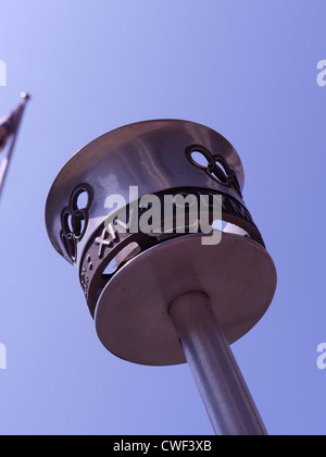 Die Olympische Fackel von London 1948 in London, Großbritannien, wird zum Gedenken an die „Austeritätsspiele“ der Nachkriegszeit und zur Feier der olympischen Geschichte, des Kulturerbes und der ikonischen Erinnerungsstücke der XIV. Olympiade in der britischen Hauptstadt gezeigt Stockfoto