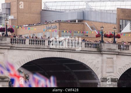 Leuteaufpassen Gloriana Olympia 2012 tragen die Flamme von Kingston Bridge. Stockfoto