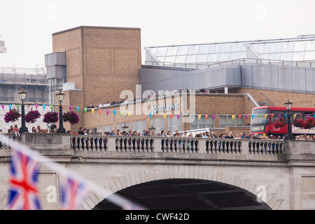 Leuteaufpassen Gloriana Olympia 2012 tragen die Flamme von Kingston Bridge. Stockfoto