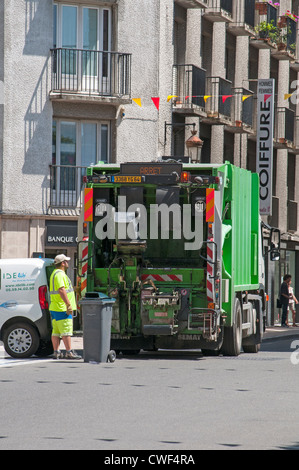 Man leert wheely Lagerplätze in einen LKW in Pau Stadtzentrum Südwest-Frankreich Stockfoto