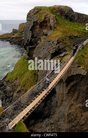 Die Hängebrücke Carrick-a-Rede, in Larrybane, Coastal Road, County Antrim, Ulster, Nordirland, Großbritannien, Europa. Stockfoto