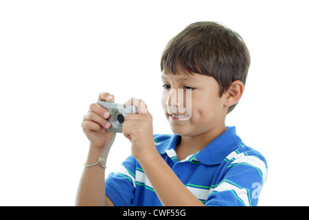 Ein kleiner Junge mit einer kompakten Digitalkamera Stockfoto