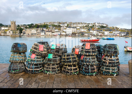 Hummer oder Krabben Töpfen auf der Hafenmauer in St Ives, Cornwall Stockfoto