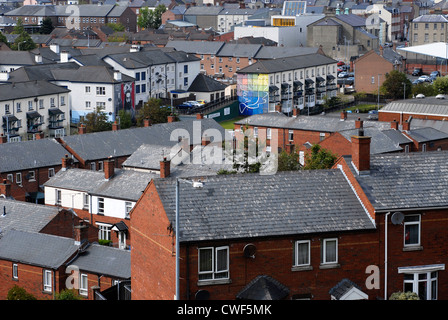Panoramablick auf The Bogside aus der alten Stadtmauern von Derry, Londonderry, County Derry, Ulster, Nordirland, Vereinigtes Königreich, Europa. Stockfoto