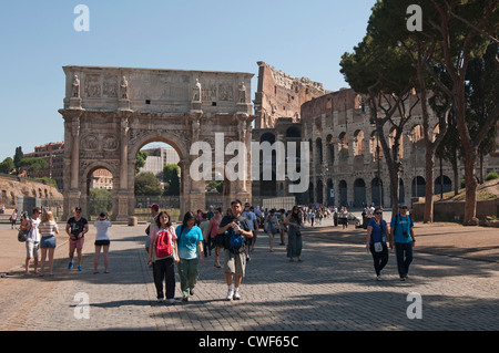 Touristen besuchen den Triumphbogen des Konstantin und dem Kolosseum, Rom, Italien, Europa Stockfoto