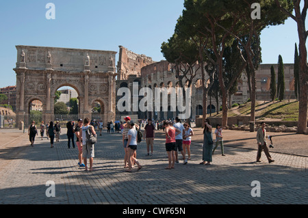 Touristen besuchen den Triumphbogen des Konstantin und dem Kolosseum, Rom, Italien, Europa Stockfoto