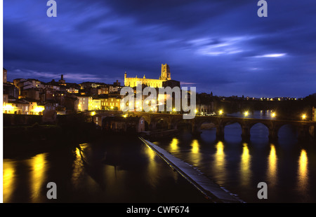 Albi Kathedrale (Kathedrale Ste Cecile), Pont Vieux und Fluss Tarn in der Nacht Tarn & Roussillon Languedoc France Stockfoto