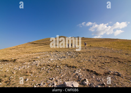 Wanderer auf den Weg, um Monte Vettore auf einer Höhe von 2.478 m (8, 130 ft) zu klettern in den Apennin-Italien Stockfoto