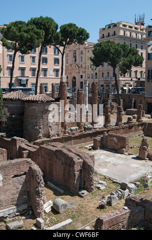 A-Tempel, Tempel von Juturna, Largo di Torre Argentina ist ein Platz in Rom, Italien, das ist die Website von einem archäologischen Graben Stockfoto