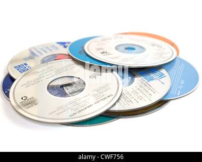 Musik-CDs. Ein Haufen von Musik-CDs auf einem weißen Hintergrund Stockfoto