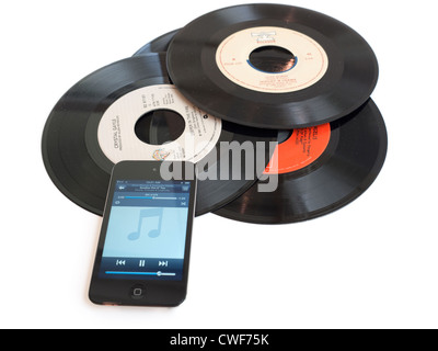 Aufzeichnungen und iPod. Ein iPod sitzt auf einem Haufen von staubigen 45 u/min Aufzeichnungen. Stockfoto